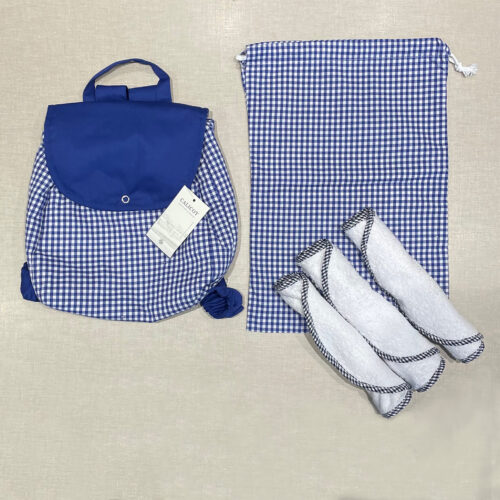 Mochila infantil, bolsita para muda y 3 baberos