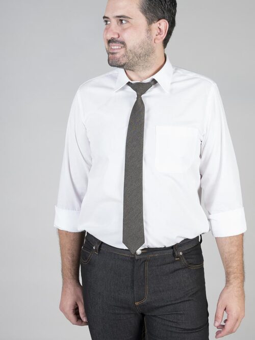 CORBATA CON NUDO DE PALA ESTRECHA
