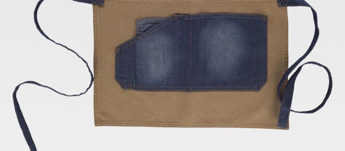 Delantal francés corto en tejido canvas combinado con vaquero. WORKTEAM